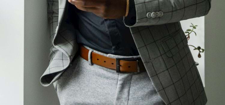 how tight should a pants belt be